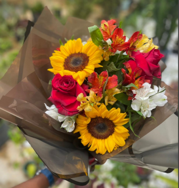 Buquê de Rosas com Girassóis - Image 3