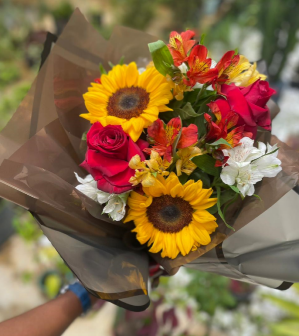 Buquê de Rosas com Girassóis